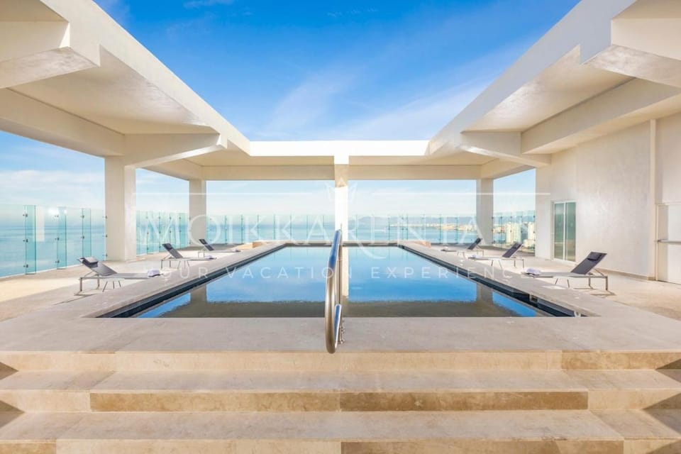Pool view, Swimming pool, sunbed