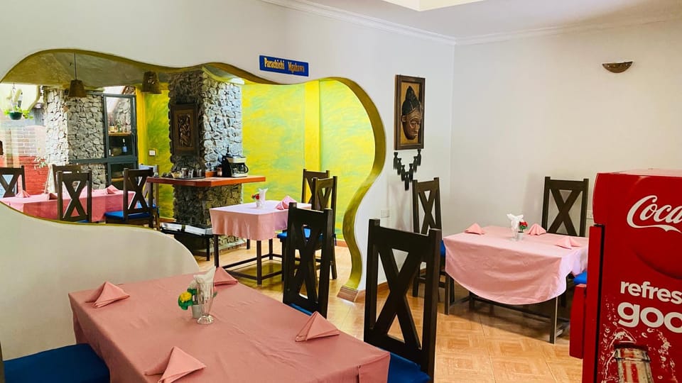 Restaurant/places to eat, Food and drinks, Seating area, Dining area