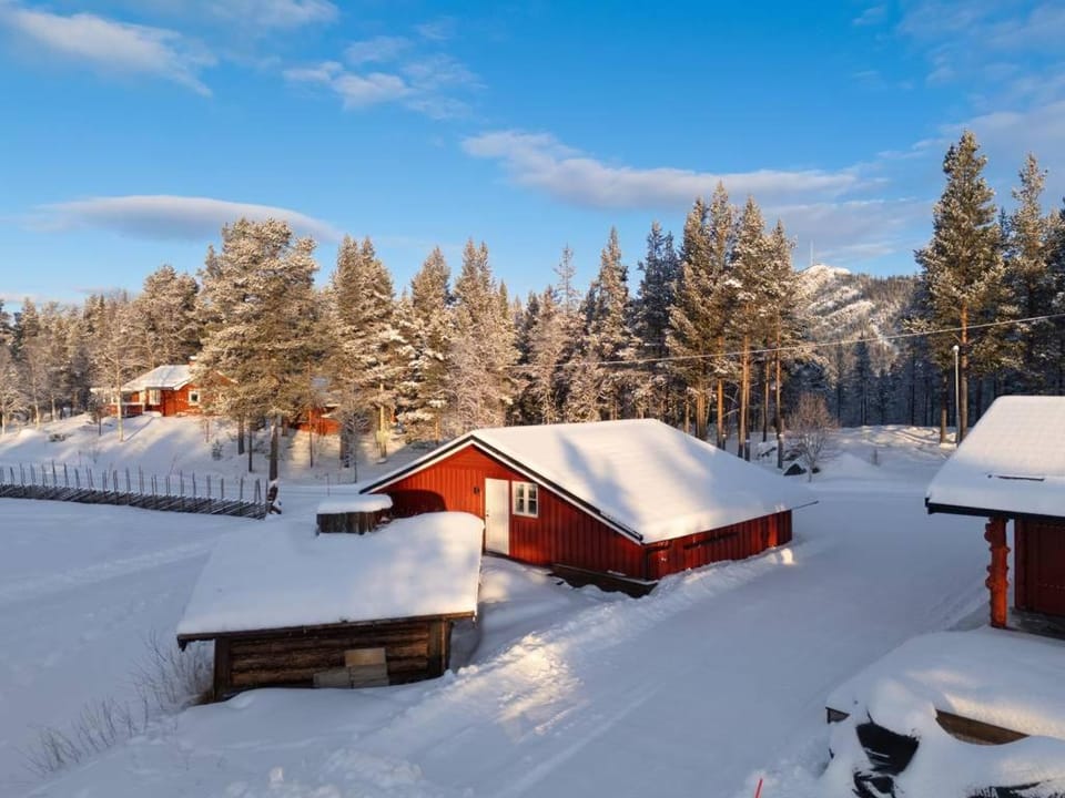 Property building, Day, Natural landscape, Winter, Mountain view