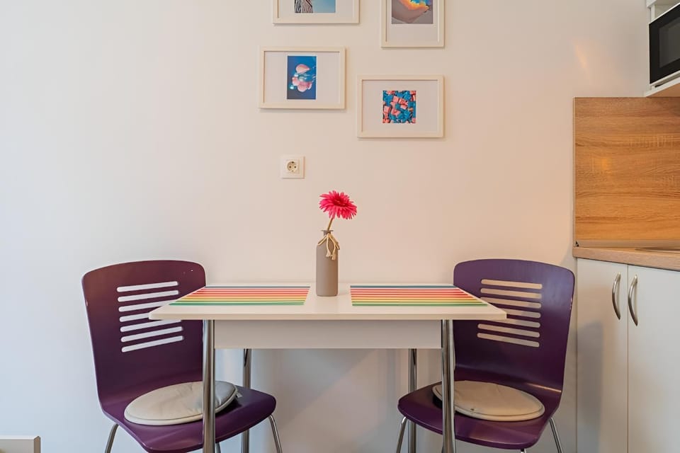 Kitchen or kitchenette, Seating area, Dining area