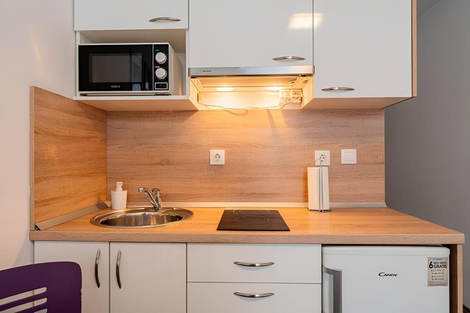 Kitchen or kitchenette, microwave, stove