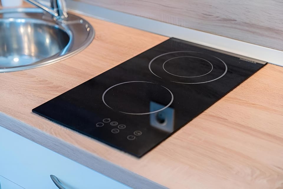 Kitchen or kitchenette, dishwasher, stove