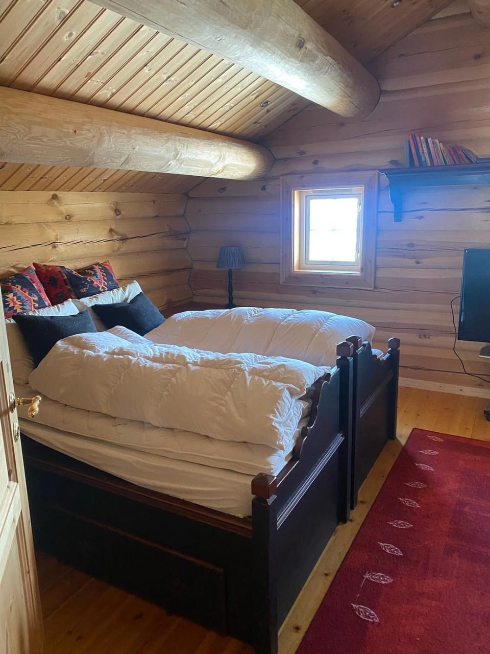 Stor velutstyrt laftehytte med usjenert uteplass, flott utsikt og Jacuzzi House in Viken, Norway