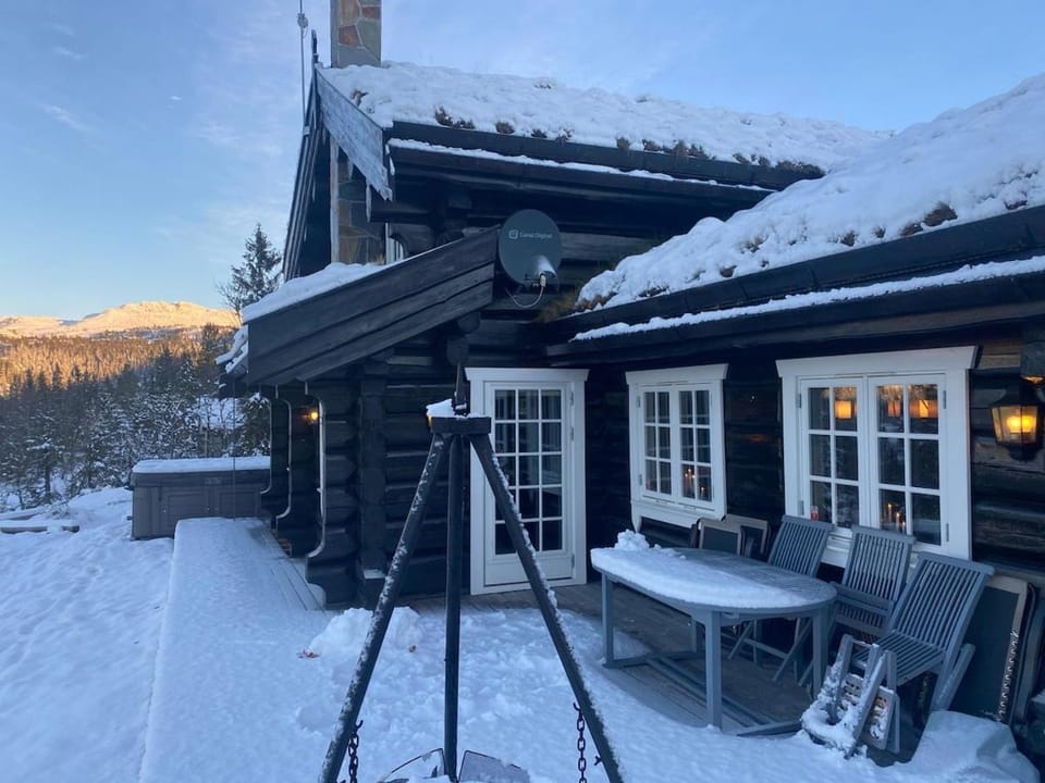 Stor velutstyrt laftehytte med usjenert uteplass, flott utsikt og Jacuzzi House in Viken, Norway