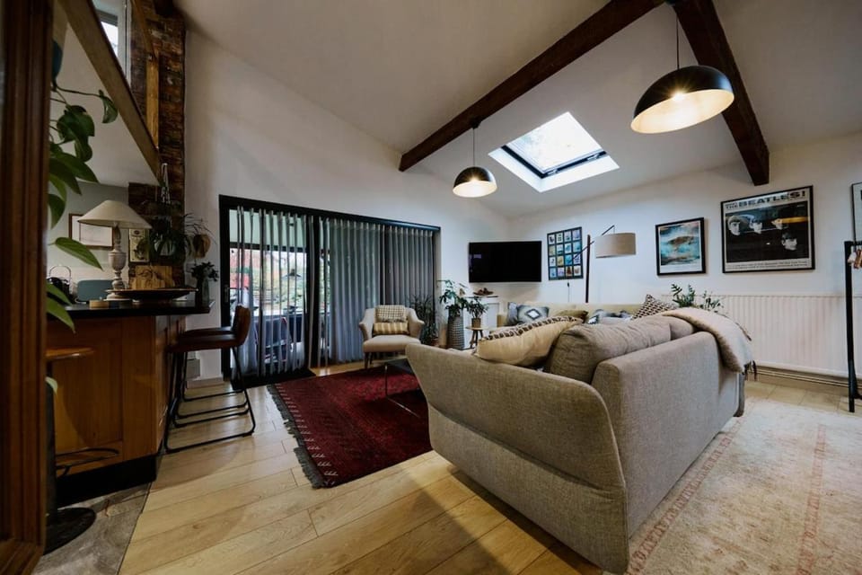 Private Luxury Open-Plan Barn Conversion Apartment in England