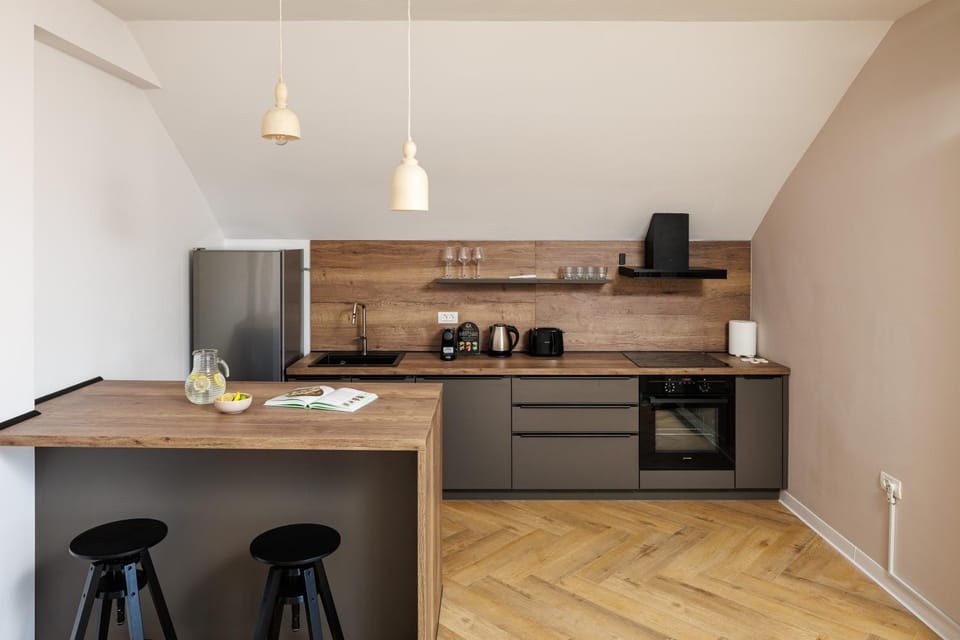Coffee/tea facilities, Kitchen or kitchenette, oven, stove, toaster