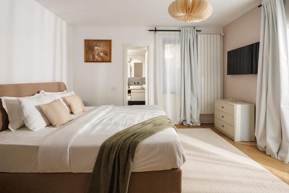 Shower, Toilet, Bed, Bathroom, TV and multimedia, Bedroom