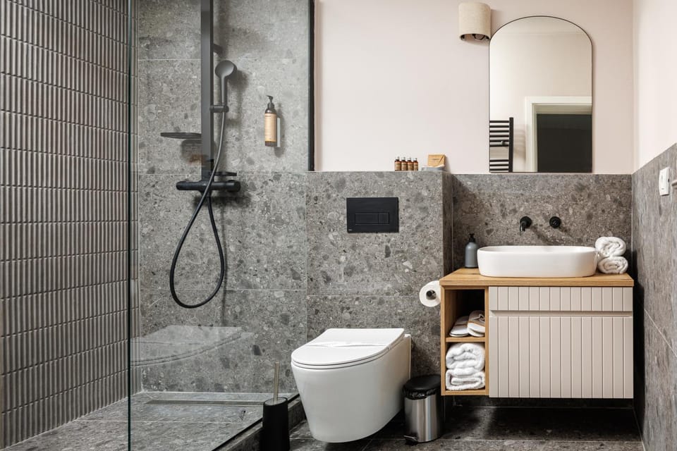 Shower, Toilet, Bathroom, towels