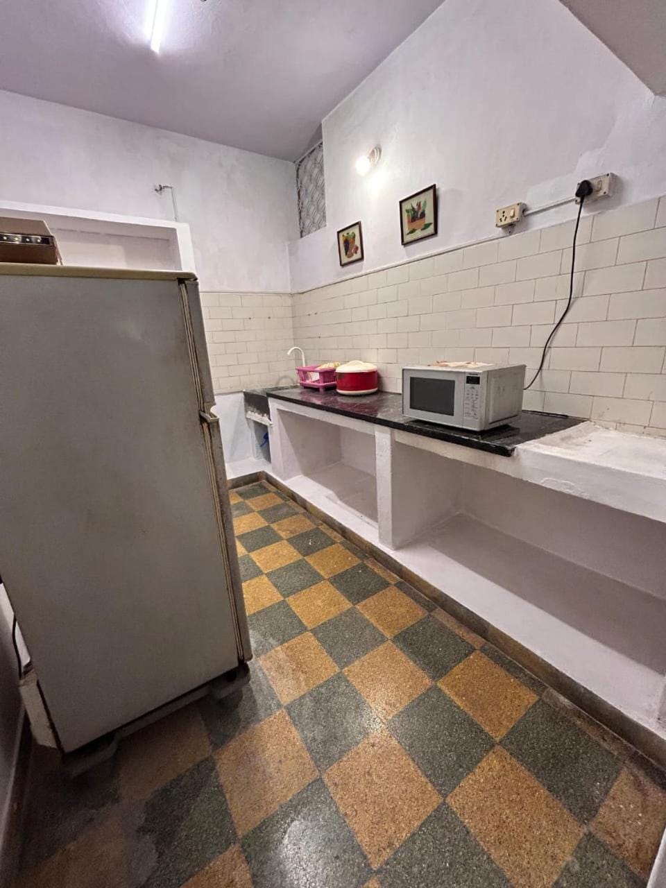 Kitchen or kitchenette, oven