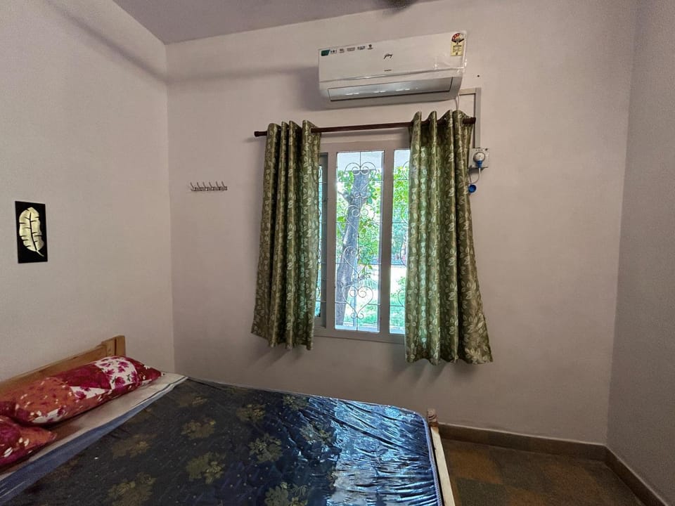 Bed, Photo of the whole room, Bedroom, air conditioner