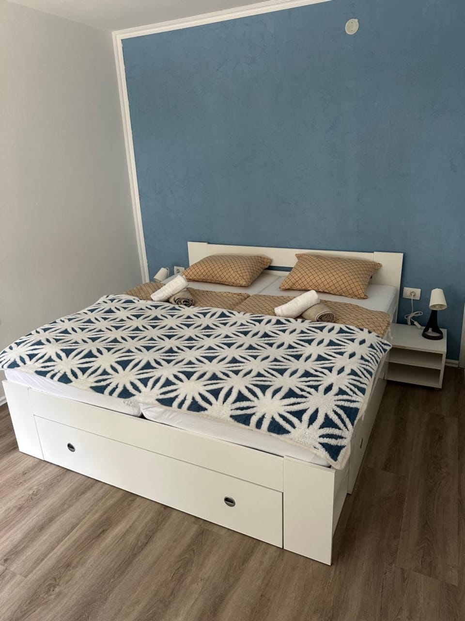 Bed, Bedroom, towels