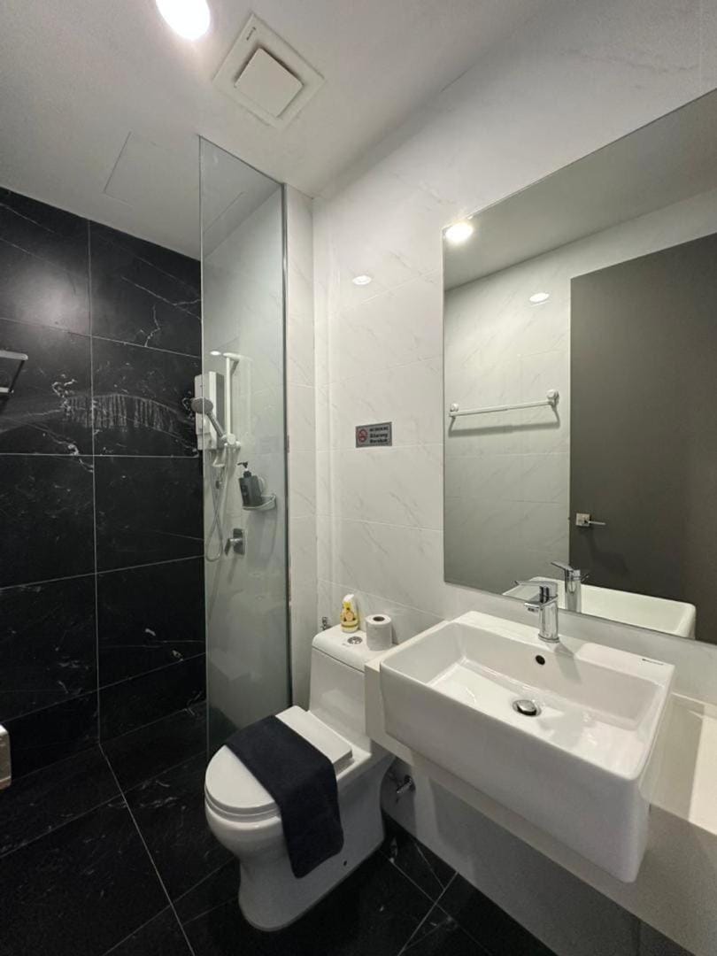 HOT & Modern 2BR Beacon Executive Suite, Georgetown Apartment in George Town