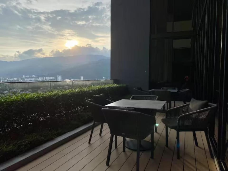 HOT & Modern 2BR Beacon Executive Suite, Georgetown Apartment in George Town