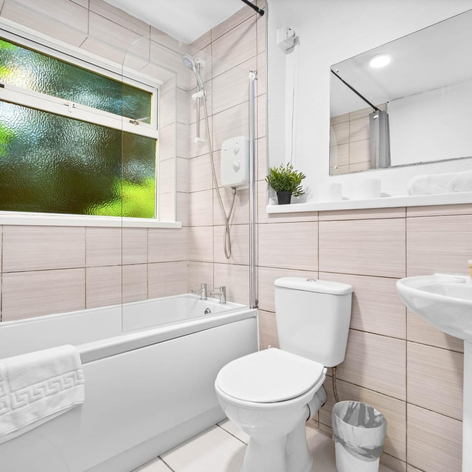 Shower, Toilet, Bathroom, Bath, towels