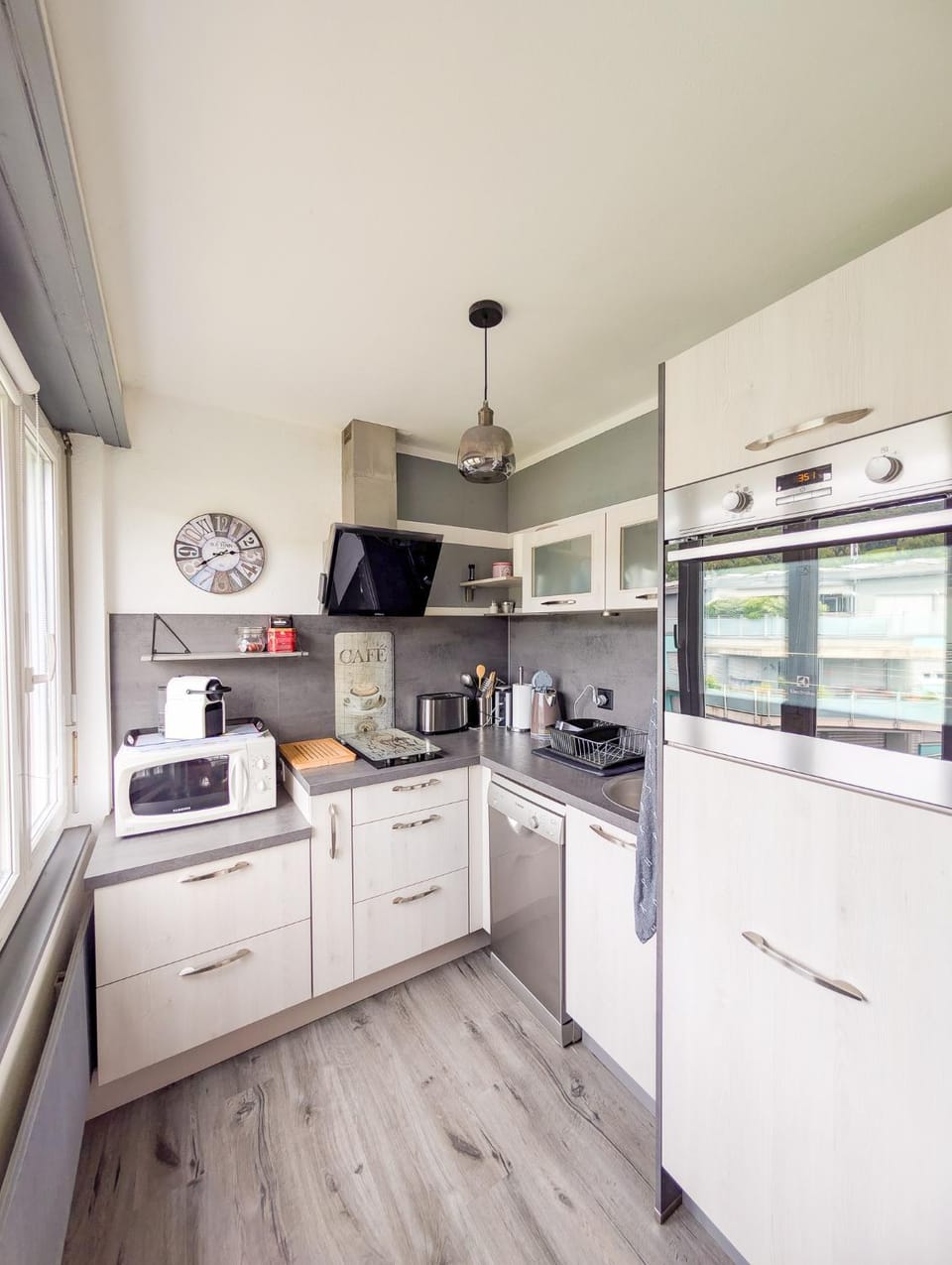 Coffee/tea facilities, Kitchen or kitchenette, dishwasher, oven, stove, toaster