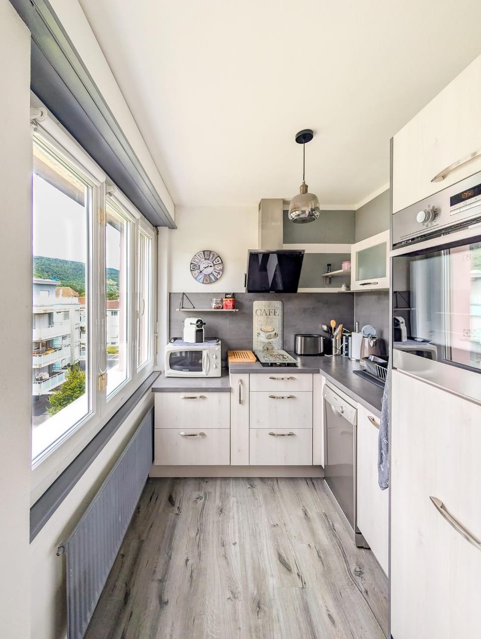 Coffee/tea facilities, Kitchen or kitchenette, dishwasher, oven, stove, toaster