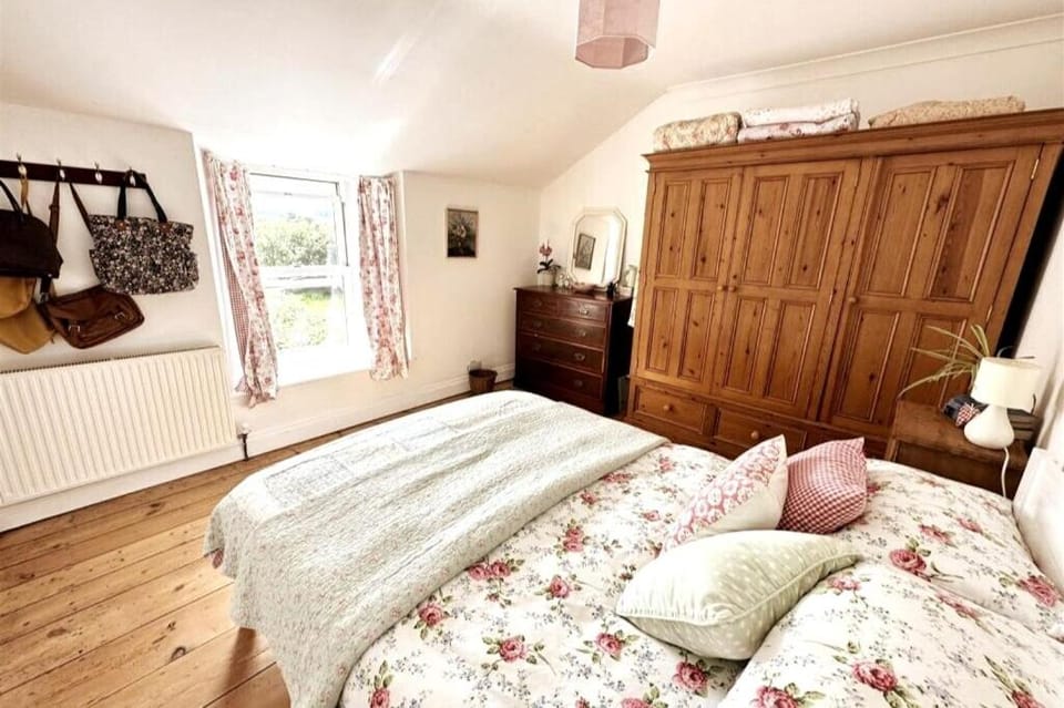 Open plan country cottage with wood burner near beaches House in England