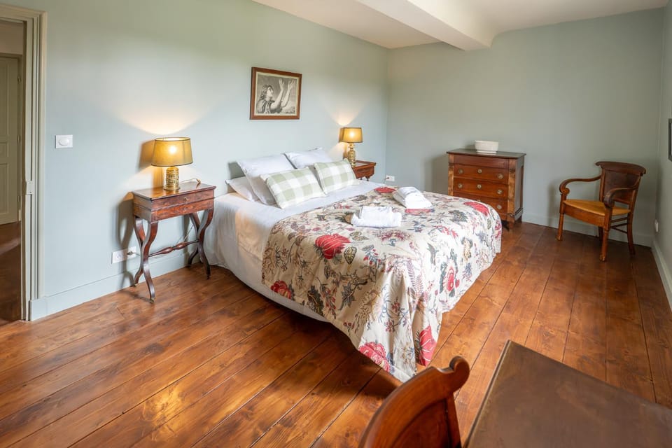 Bed, Photo of the whole room, towels