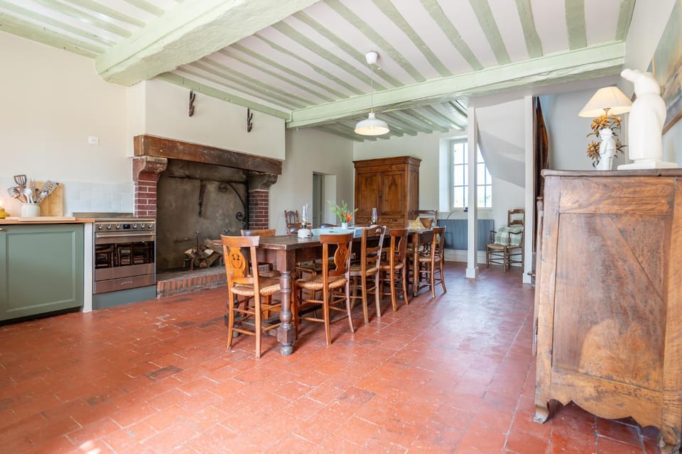 Coffee/tea facilities, microwave, oven, stove, kitchen