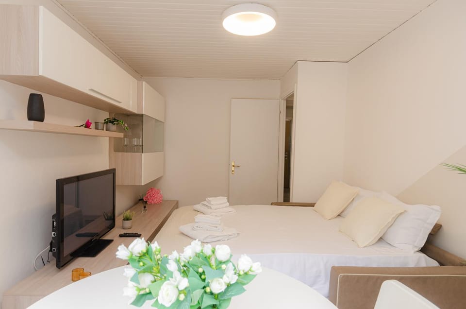 Bed, TV and multimedia, Living room, Photo of the whole room, Seating area, towels