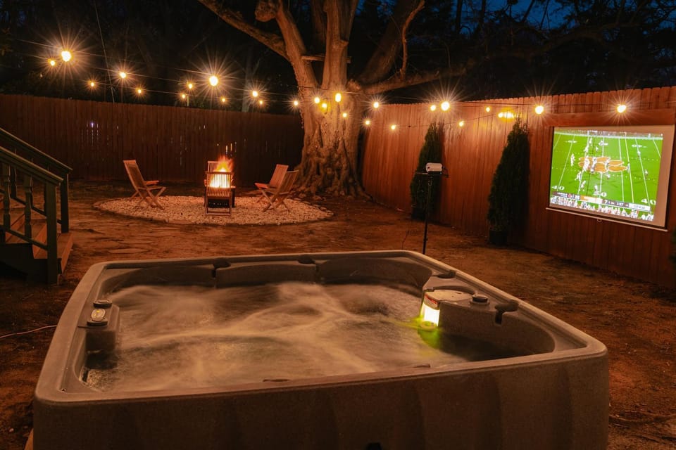 Communal lounge/ TV room, Night, Natural landscape, Hot Tub, Evening entertainment
