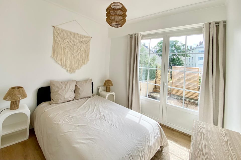Bed, View (from property/room), Balcony/Terrace, Photo of the whole room, Decorative detail, Bedroom, storage