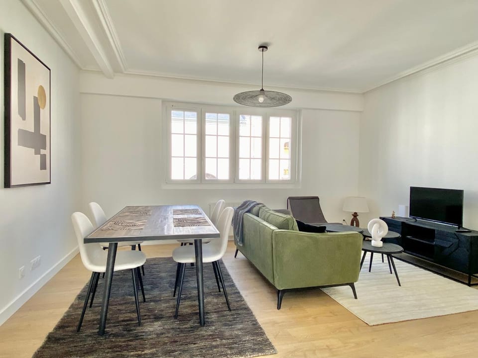 TV and multimedia, Living room, Decorative detail, Seating area, Dining area
