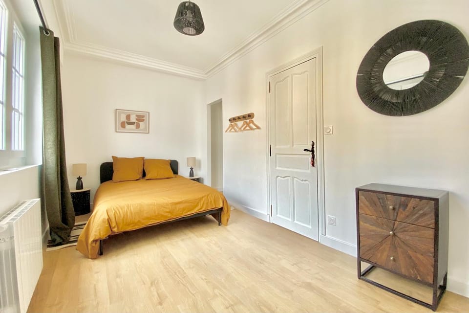 Bed, Photo of the whole room, Decorative detail, Bedroom, wardrobe