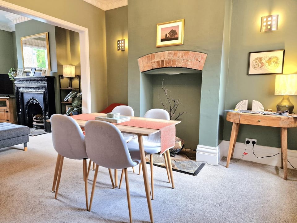 Seating area, Dining area