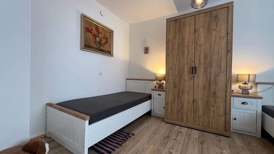 Bed, Kitchen or kitchenette, Photo of the whole room, wardrobe