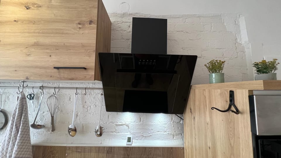 Kitchen or kitchenette, minibar