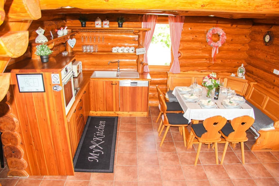 Kitchen or kitchenette, Food and drinks, Seating area, Dining area, Food