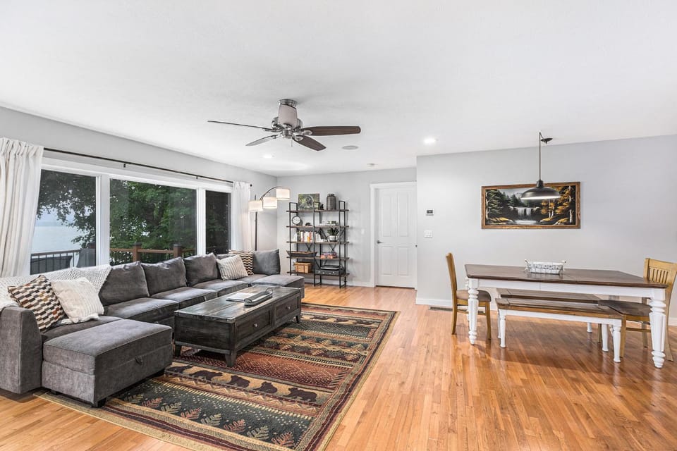 Living room, Seating area, Dining area