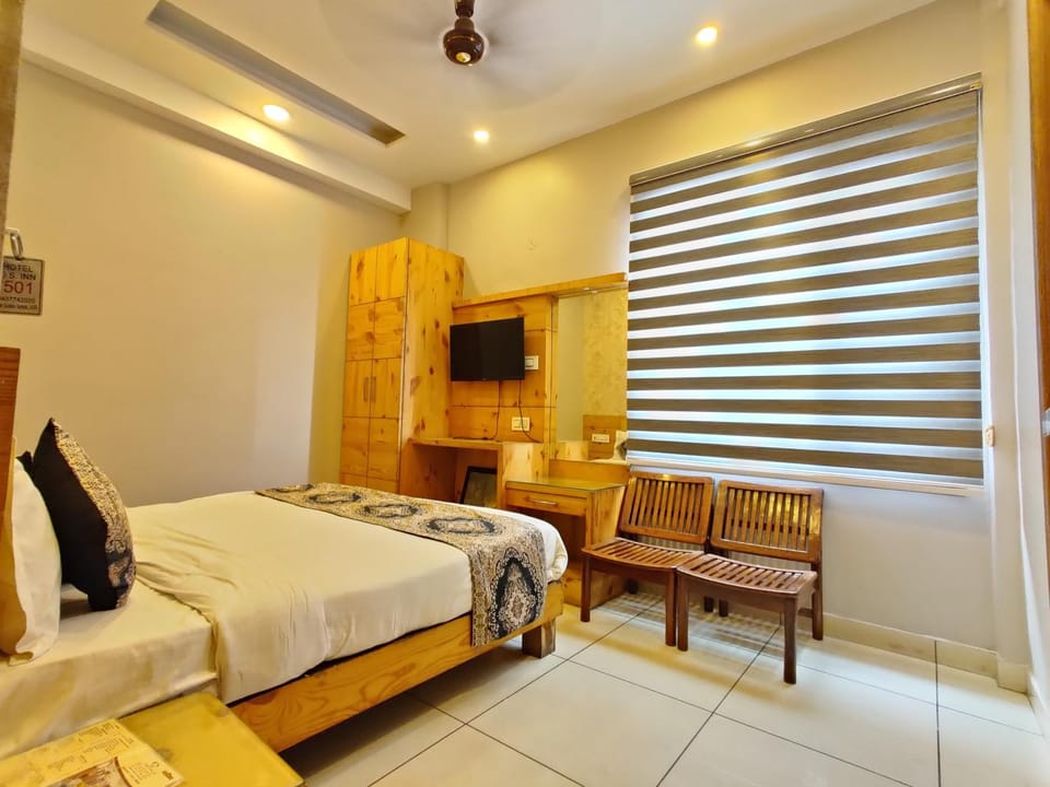 Bed, TV and multimedia, Photo of the whole room, Seating area, Bedroom, wardrobe, air conditioner