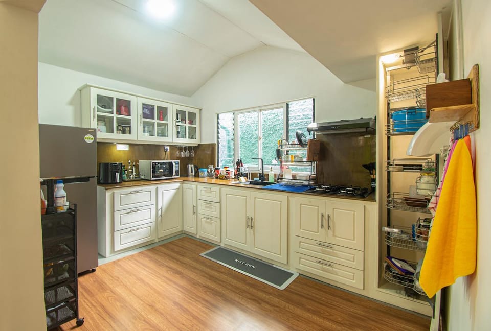 Kitchen or kitchenette, Kitchen or kitchenette, microwave, stove, toaster
