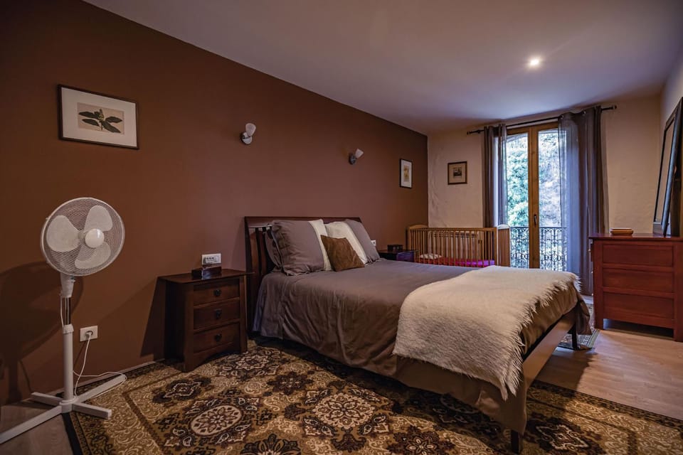 Photo of the whole room, Bedroom, fireplace