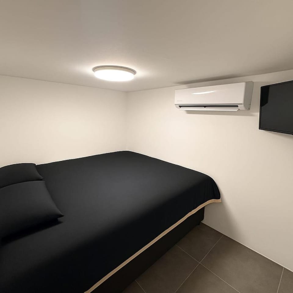 Bed, TV and multimedia, Photo of the whole room, Bedroom, air conditioner