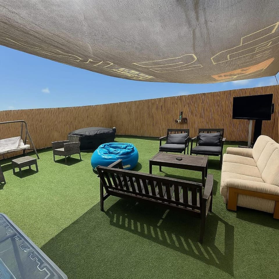 Patio, TV and multimedia, Seating area, Evening entertainment