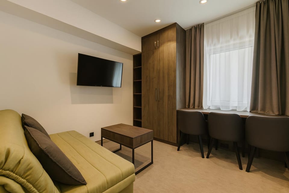 Communal lounge/ TV room, TV and multimedia, Living room, Seating area, Evening entertainment
