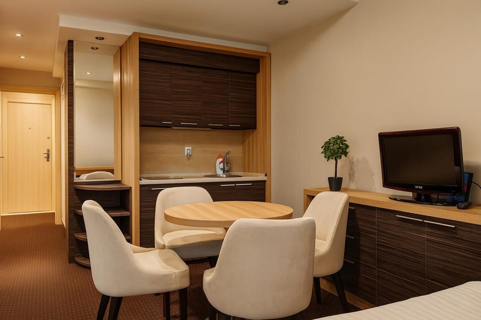 Kitchen or kitchenette, Dining area, hair dresser