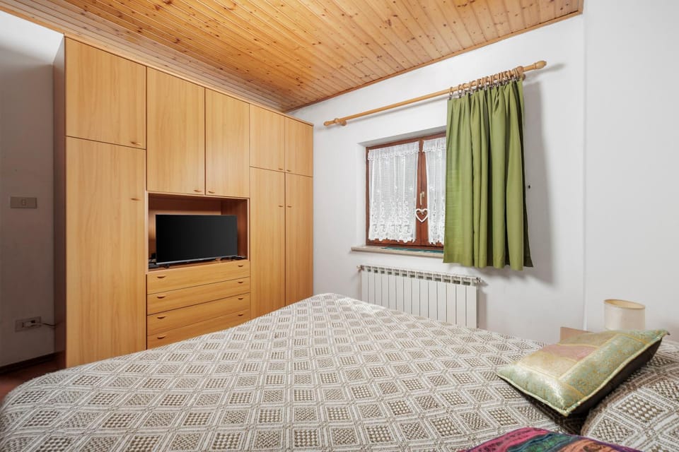 Bed, TV and multimedia, Photo of the whole room, Bedroom, wardrobe