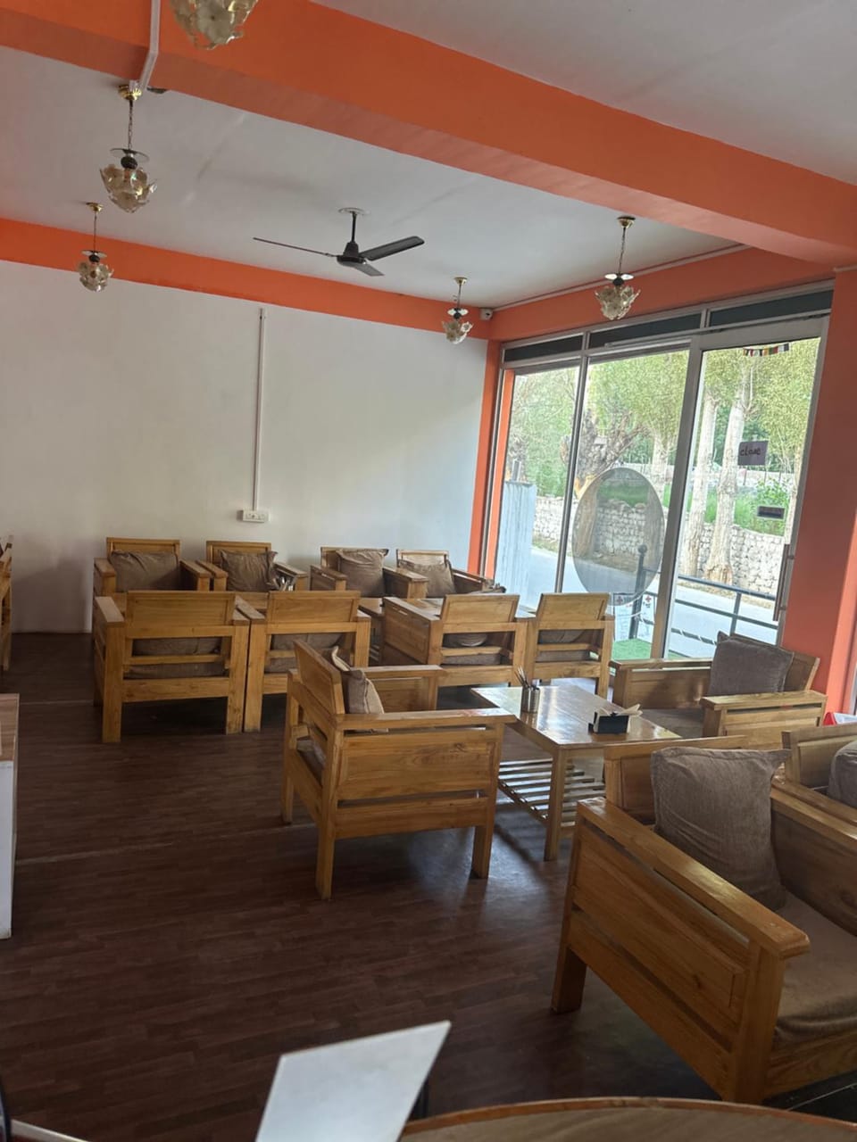 Restaurant/places to eat, Seating area