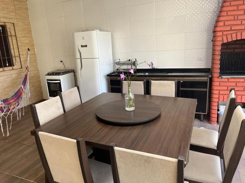 Casa com piscina de 7m x 3,5m com garagem, quintal e jardim em Mongaguá House in Itanhaém