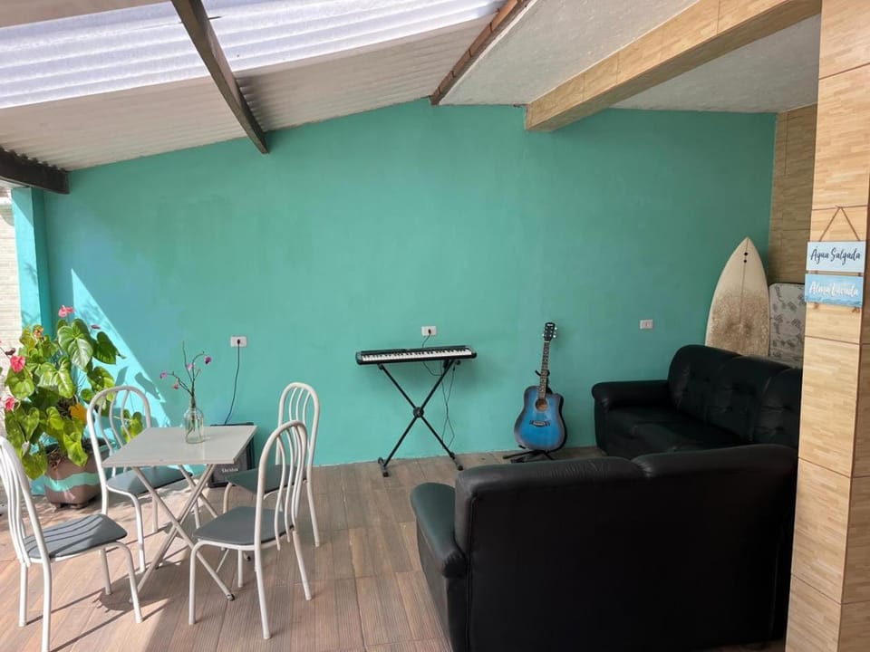 Casa com piscina de 7m x 3,5m com garagem, quintal e jardim em Mongaguá House in Itanhaém