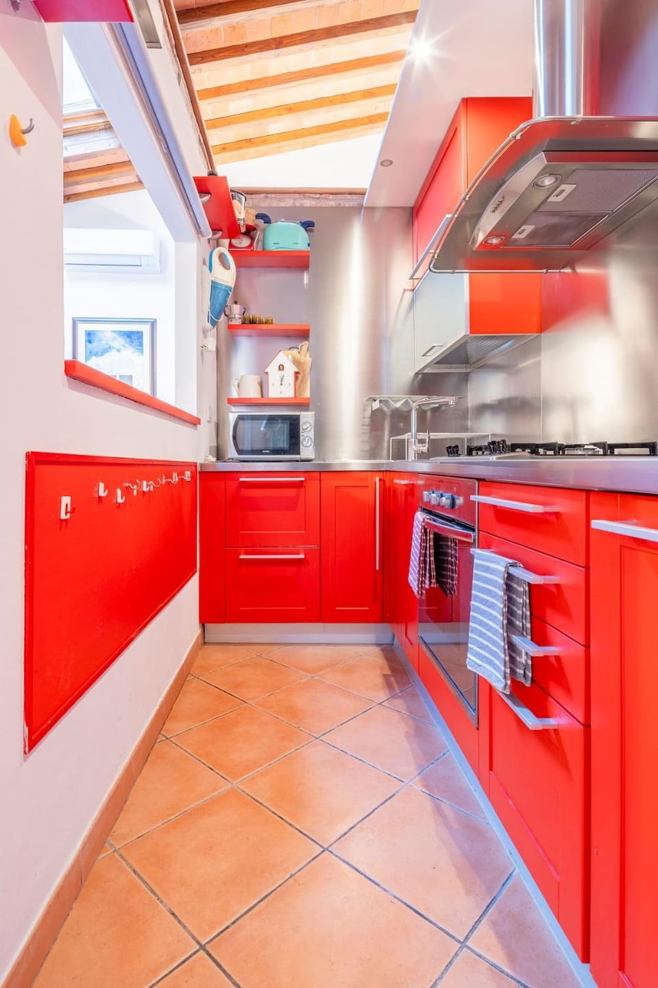 Kitchen or kitchenette, dishwasher, oven, toaster