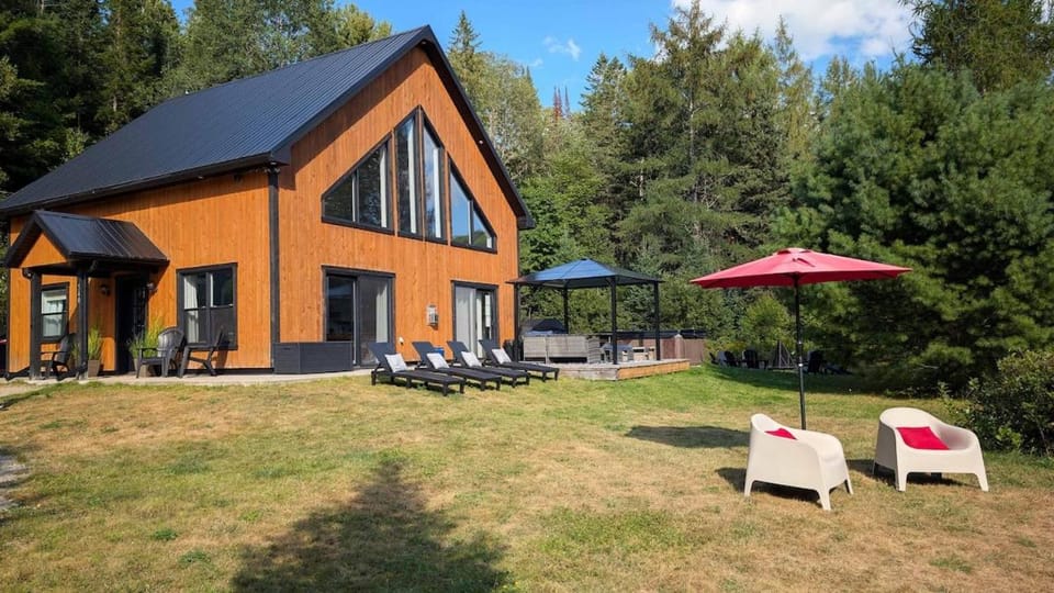 Property building, Patio, Natural landscape, Hot Tub, Garden view, sunbed