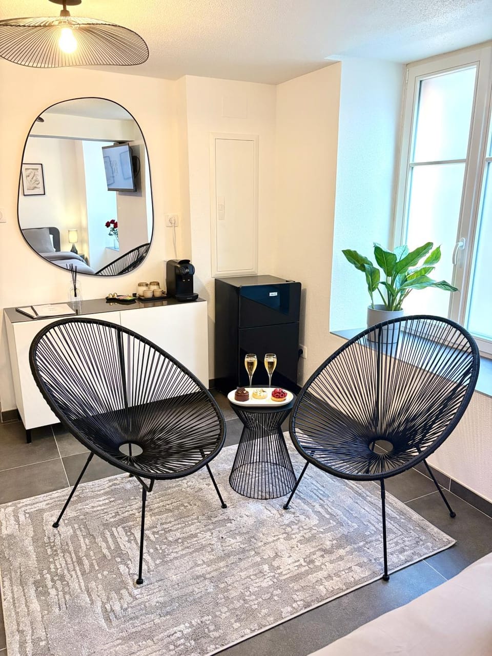 Seating area, fireplace
