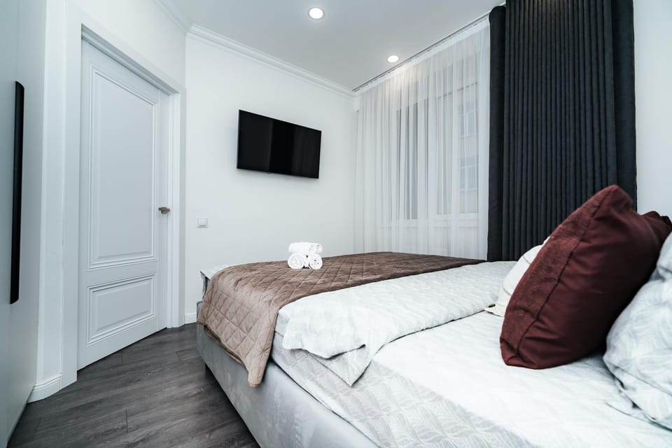 Bed, TV and multimedia, Bedroom, towels