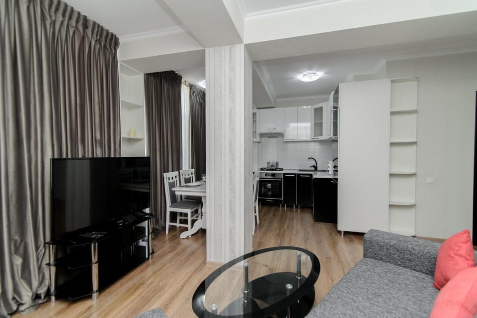 TV and multimedia, Kitchen or kitchenette, Living room, Dining area