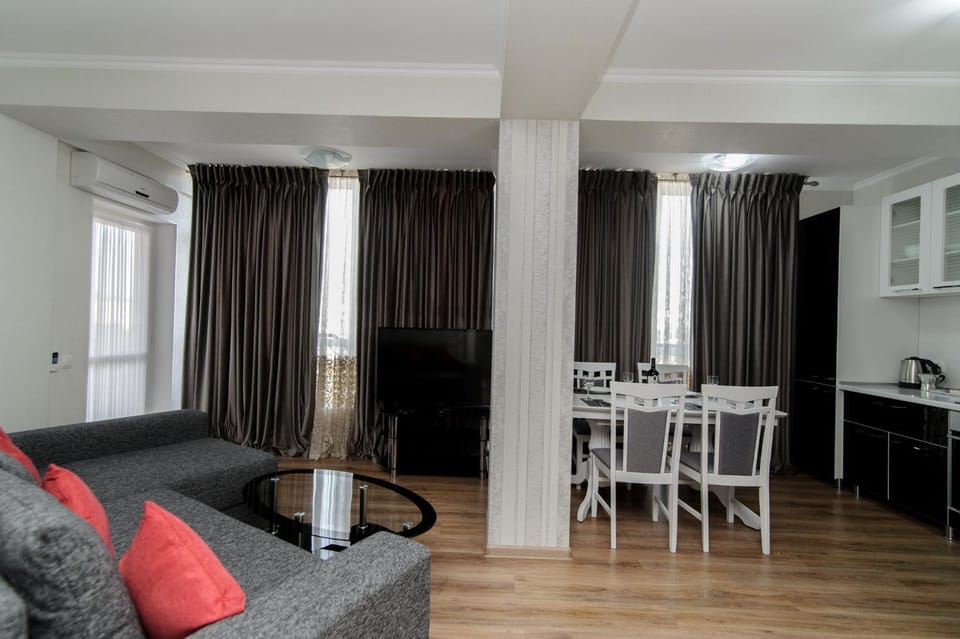 Kitchen or kitchenette, Living room, Dining area